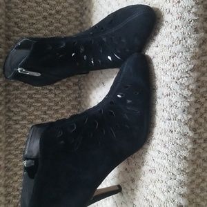 Adrienne Vittadini Suede Booties EUC